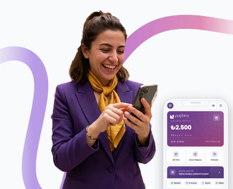 Paybino uygulamasında çalışan ödülü hediye çekine bakan gülümseyen çalışan